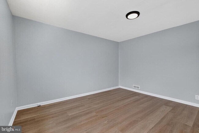 Building Photo - 153 W 21st St