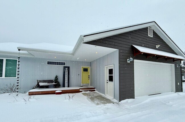 Building Photo - SEASONAL RANCH HOME