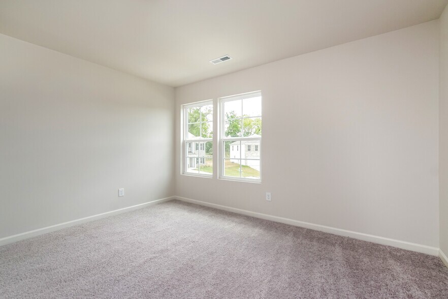 Building Photo - 1058 Manor Dr