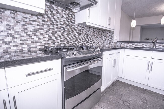 Building Photo - 848 W Huntington Dr