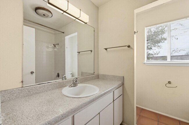 Building Photo - 807 Castle Ridge Rd