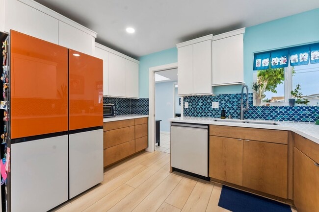 Building Photo - SPACIOUS 4 BEDROOM/2 BATHROOM HOME FOR REN...
