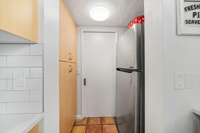 Building Photo - 49 River Dr