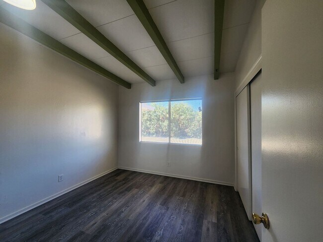 Building Photo - Newly Remodeled Large 3 Bedroom 2 Bath Home