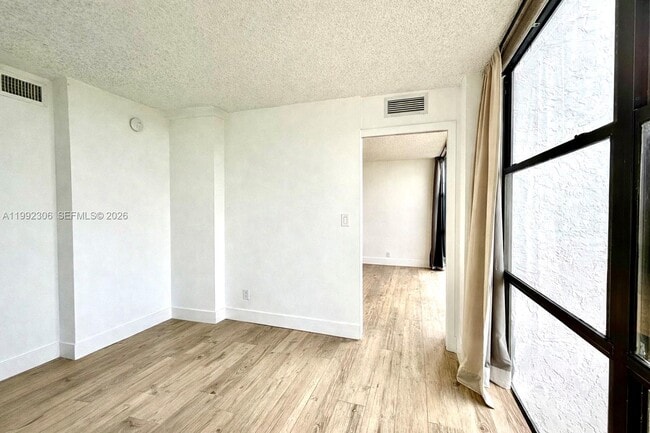 Building Photo - 1000 Parkview Dr