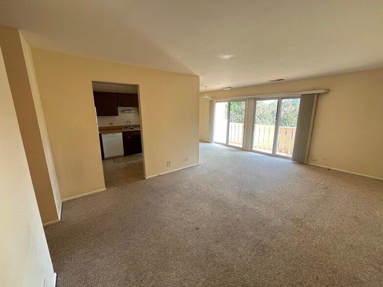 Building Photo - 1054 Deerpath Ct