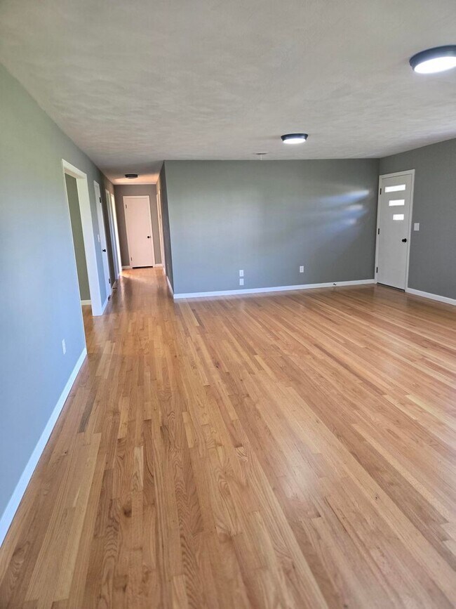 Building Photo - Charming 3-Bedroom Brick Home in Town – Ne...