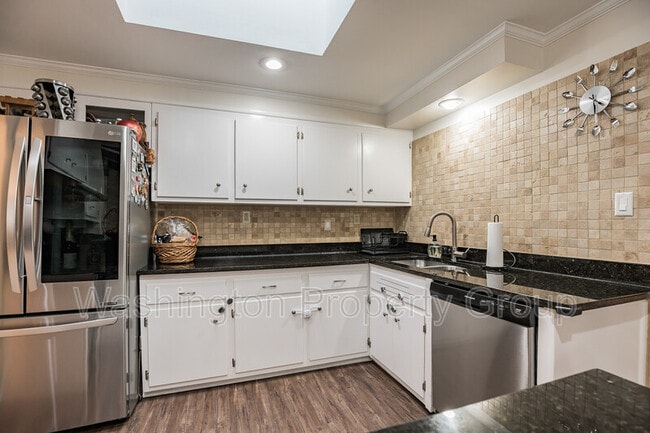 Building Photo - 3402 Little Hunting Creek Dr