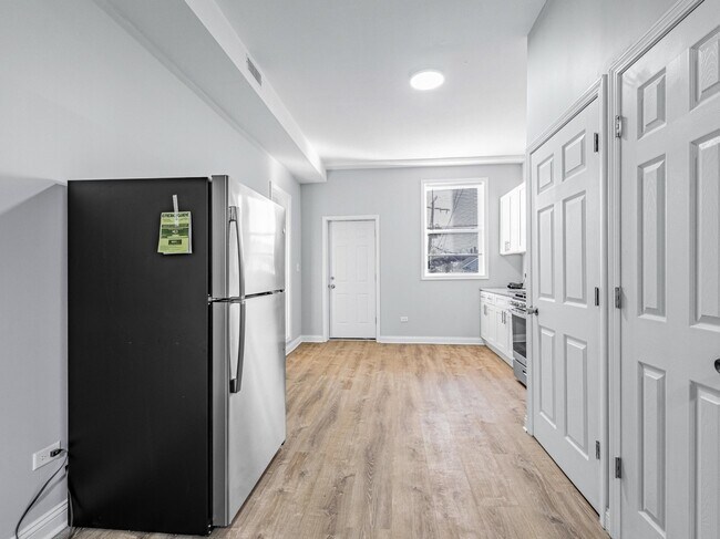 Building Photo - 1621 W Cullerton St