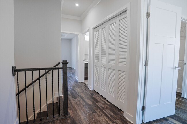 Building Photo - Welcome home to this move-in ready end uni...