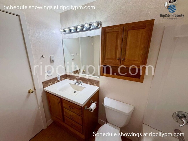 Building Photo - 11837 SE Gladstone St