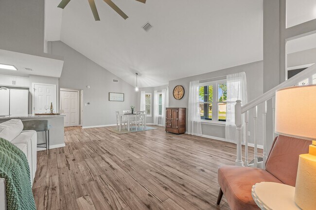 Building Photo - Stunning 4 bedroom with two bonus spaces, ...