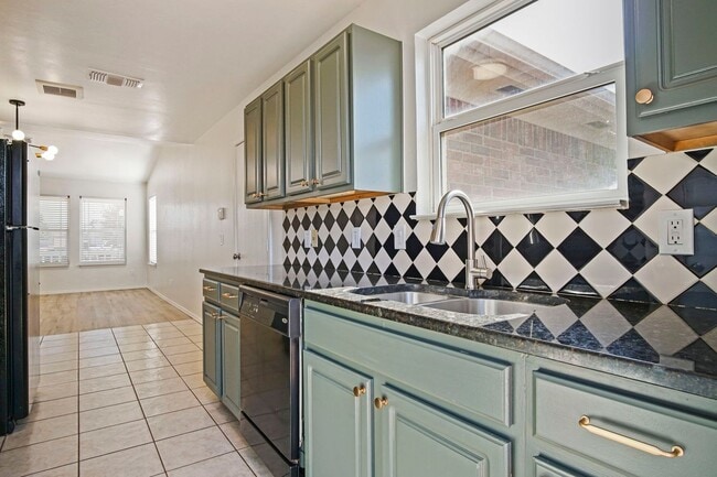 Building Photo - Beautiful 2 Bedroom - 2 Bathroom in Deer C...