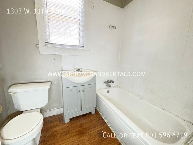 Building Photo - 1303 W 11th St