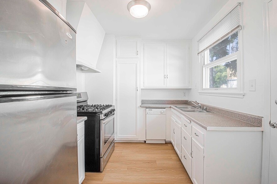 Building Photo - 5845 W 88th St