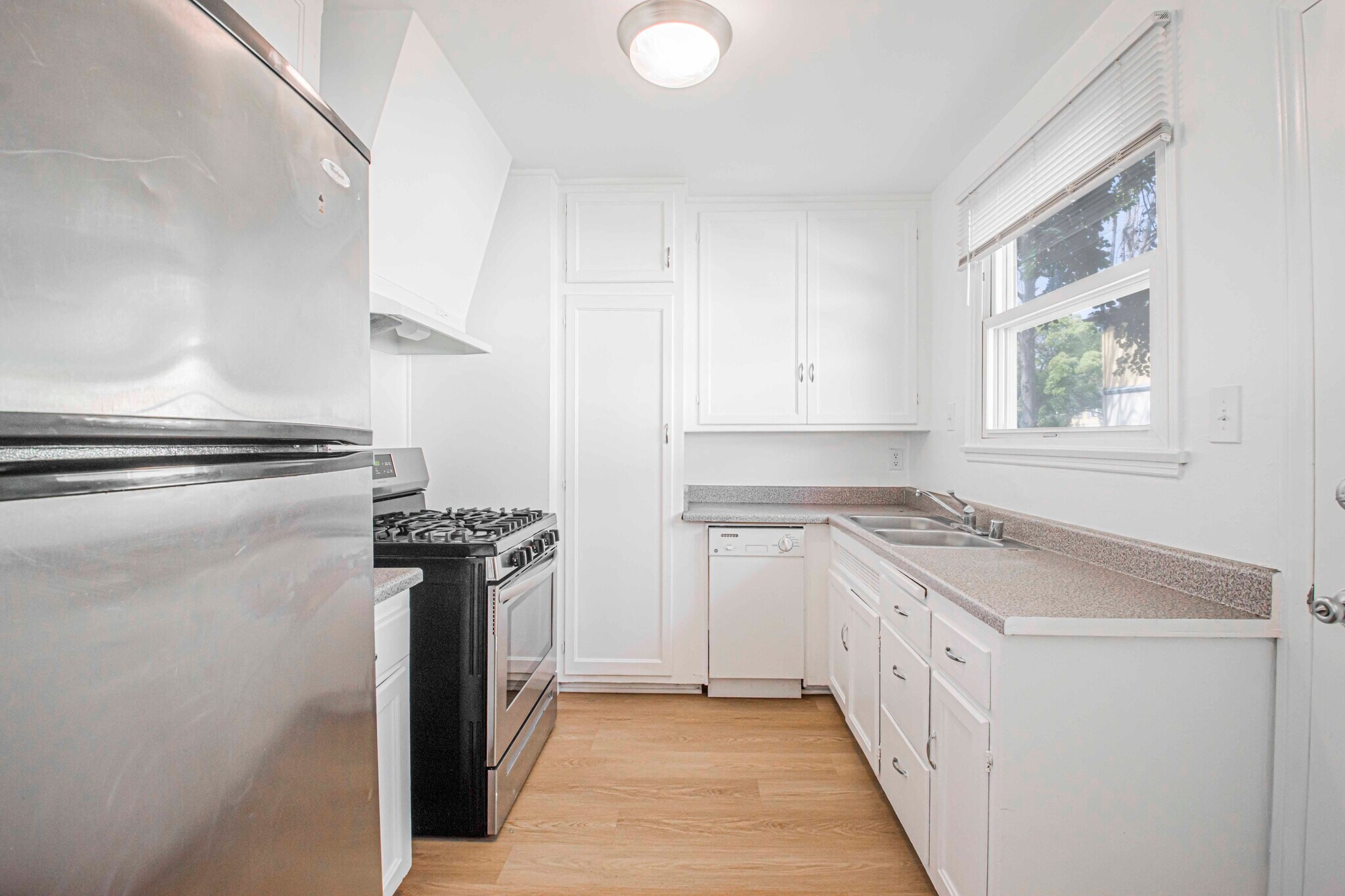 Building Photo - 5844 W 88th St