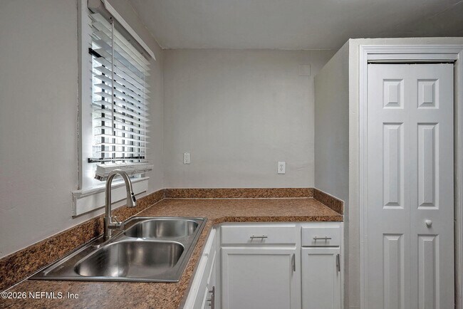 Building Photo - 2036 W 11th St