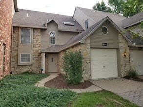 Building Photo - 3 bd, 2.5 ba Village South condo, great so...