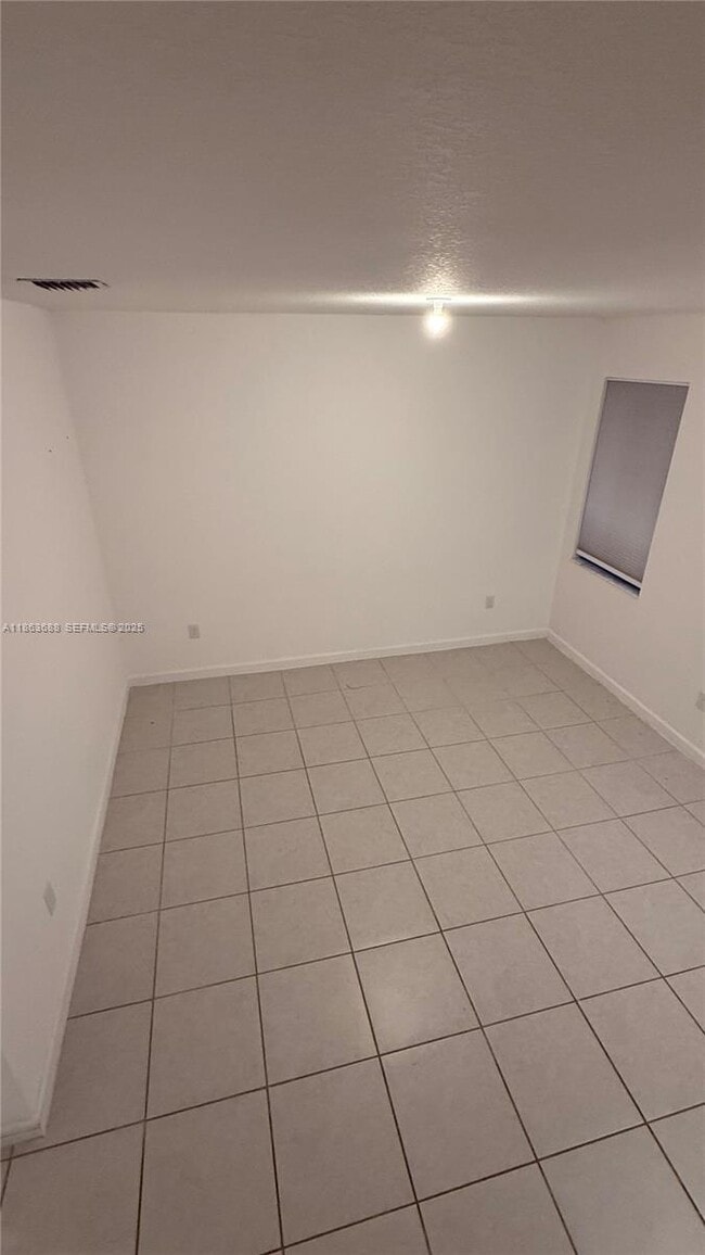 Building Photo - 947 NE 211th St