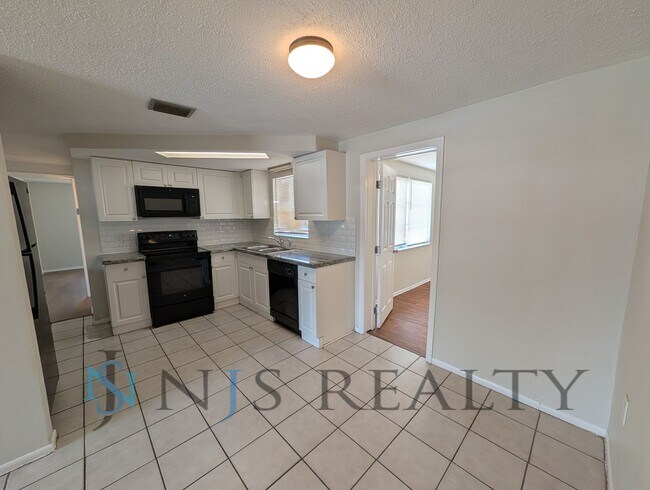 Building Photo - 3 bed,2 bath ~ With garage, workshop & shed!! NEW floors, NEW paint! Updated bathroom & kitchen w...