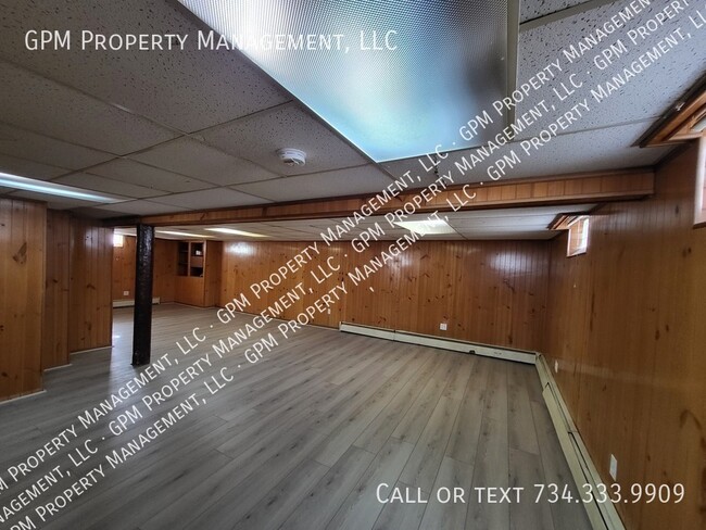 Building Photo - 832 Hudson St