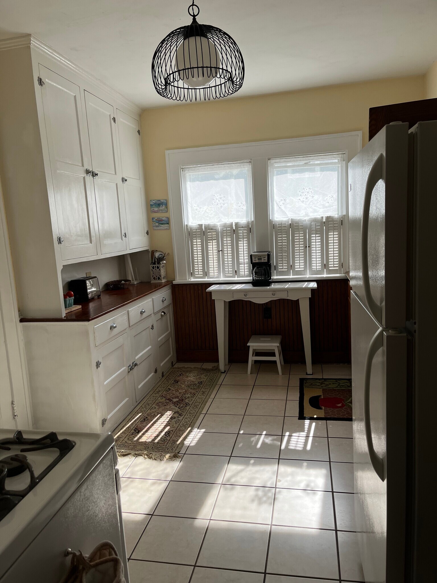 Bright and Sunny Kitchen - 719 W 2nd St