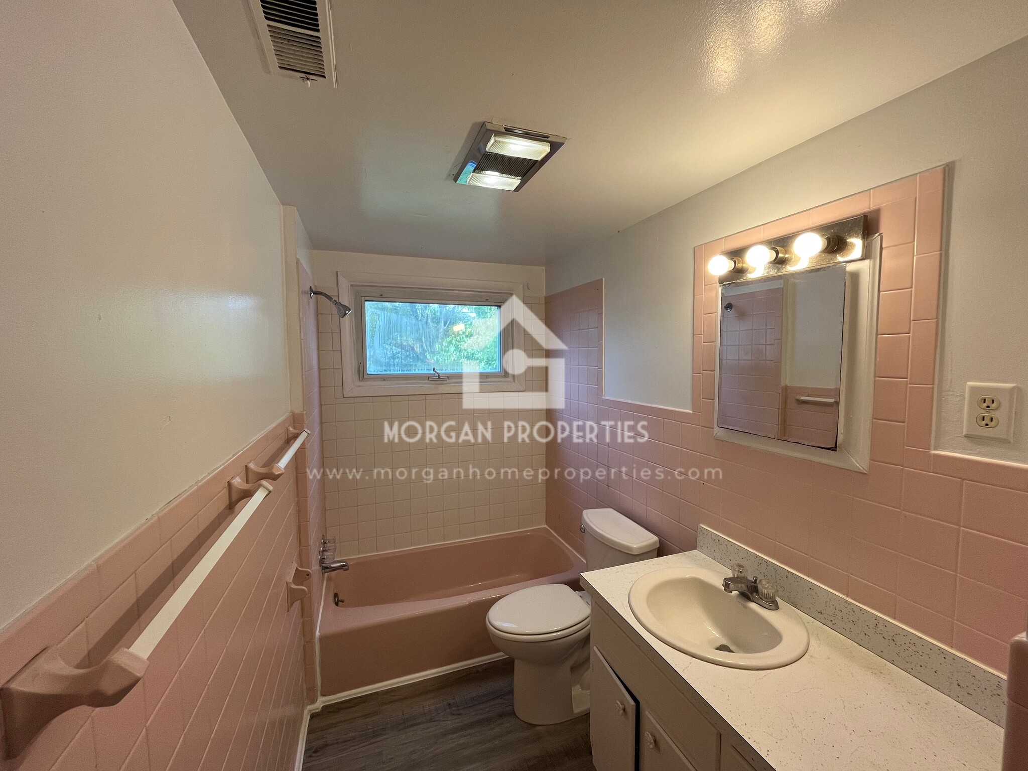 Building Photo - 619 Woodlawn Dr