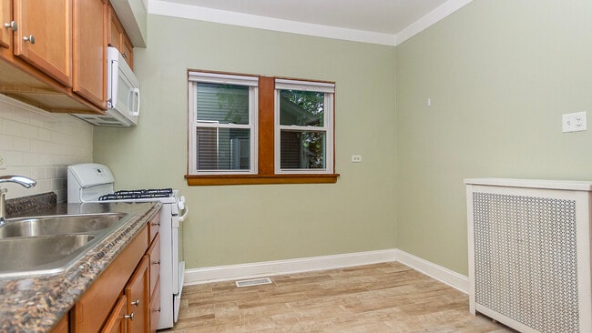 Building Photo - 100 Belle Plaine Ave