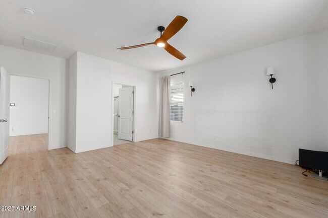 Building Photo - 8133 S 64th Ln