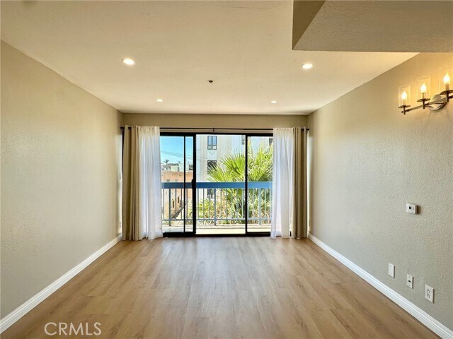 Building Photo - 1052 S Mariposa Ave