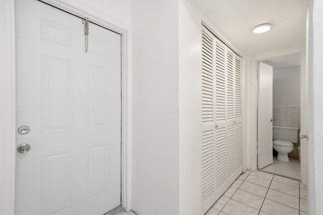 Building Photo - 1333 E Hallandale Beach Blvd