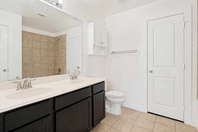 Building Photo - Modern 3BD Townhome Near DFW Airport & Major Highways