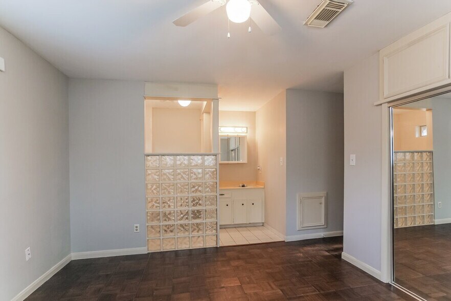 Building Photo - 200 Montrose Cir