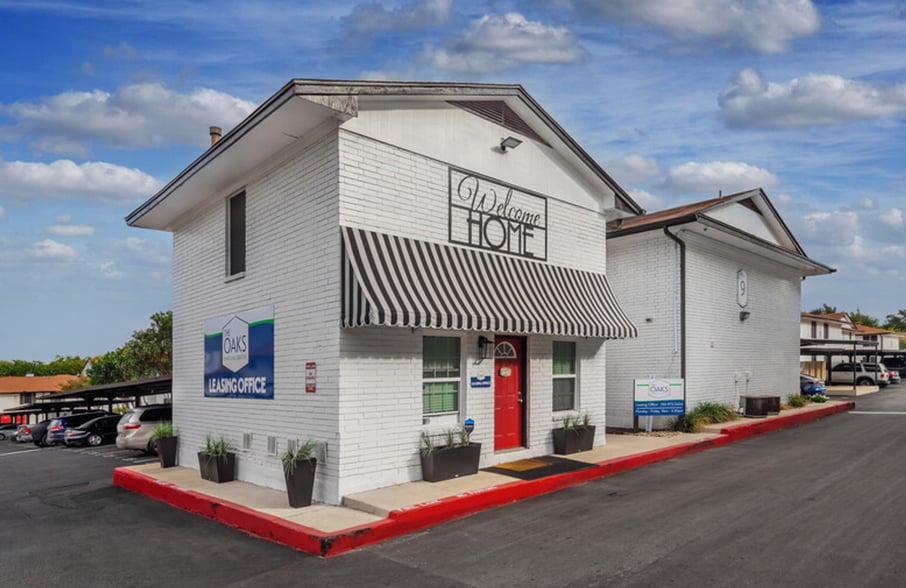Building Photo - The Oaks Apartments At Medical Center