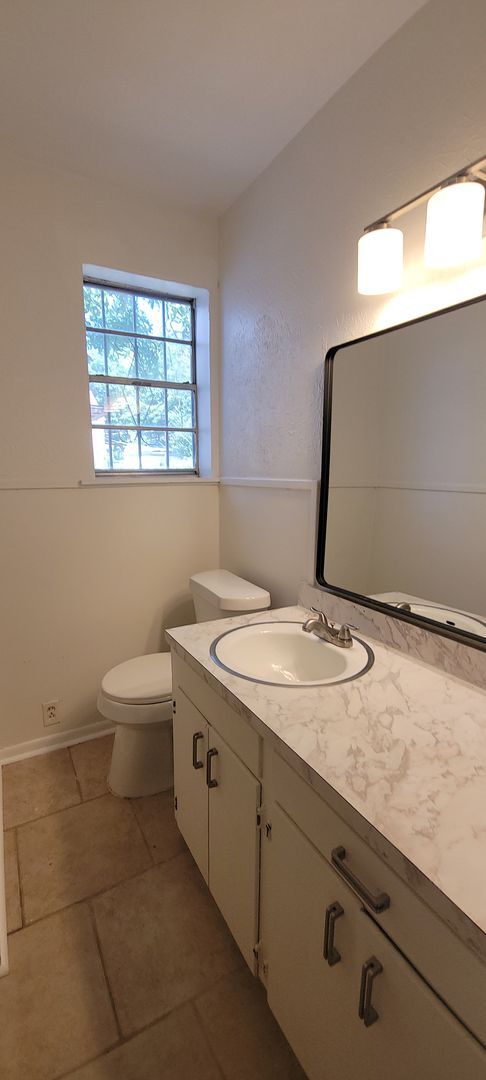 Building Photo - Great 3 bedroom/2 bath home with Oven, Refrigerator, Garage, Central Air & Heat!