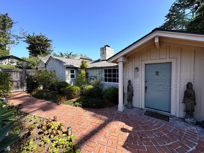 Building Photo - 3 Bed / 2 Bath Charming Carmel Point Home