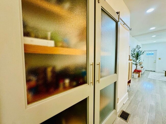 Building Photo - 4 Bedroom 2 Bath Bungalow, in Forsyth Park- Available Jan 3rd!!!