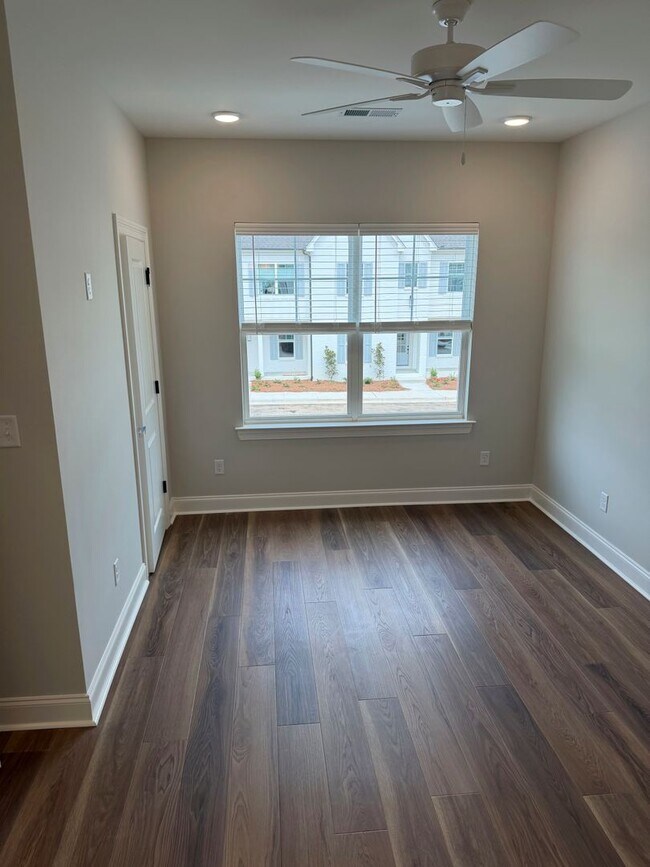 Building Photo - 3539 Fenwick Wy