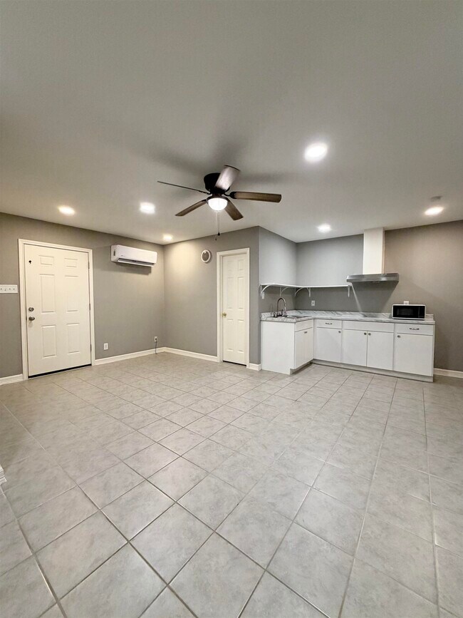 Building Photo - 11111 Revilla Dr