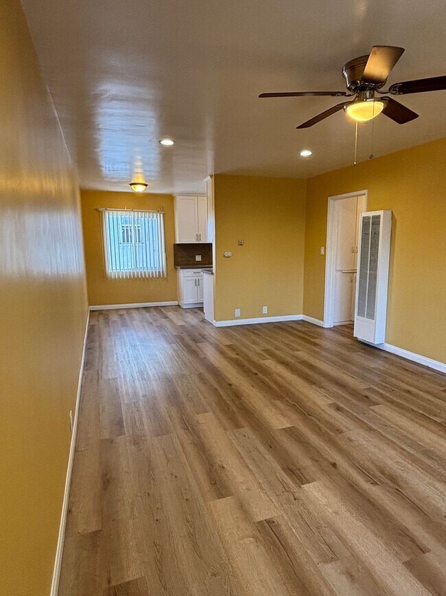 Building Photo - Spacious 1 bedroom available now in Long B...