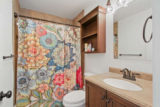 Building Photo - Updated Wildhorse Home | 2 Bed, 2 Bath | Corner Lot | Pets OK | W/D + Landscaping Included