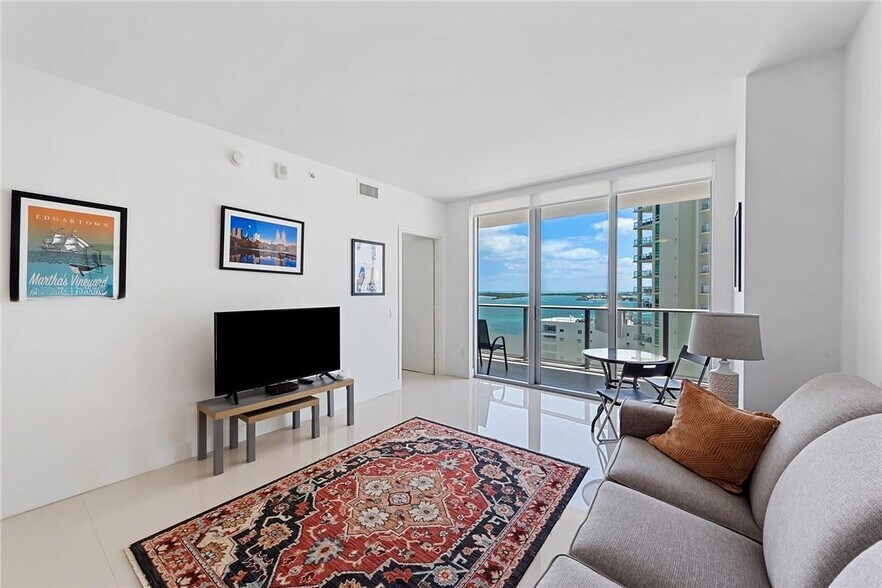 Building Photo - 1300 Brickell Bay Dr
