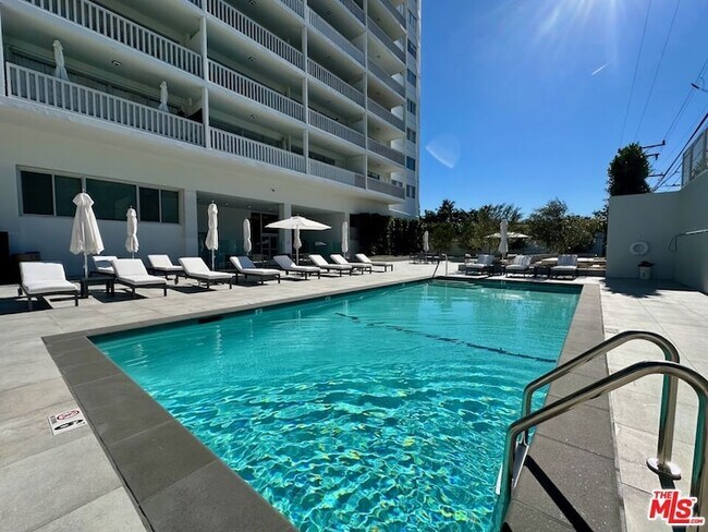 Building Photo - 999 N Doheny Dr