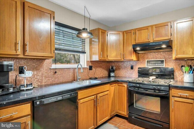 Building Photo - 213 Steeplechase Ct
