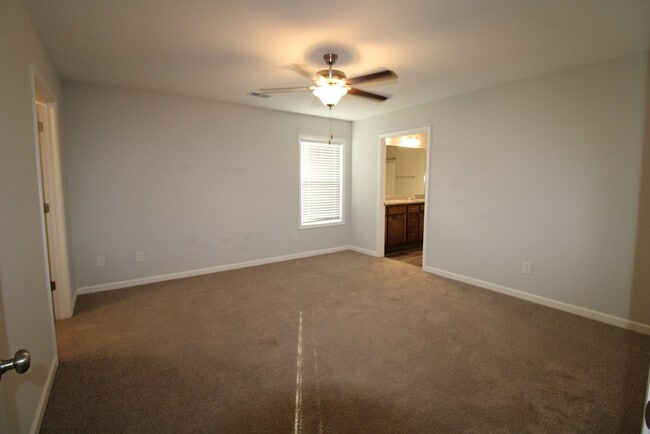 Building Photo - 581 Brushwood Dr