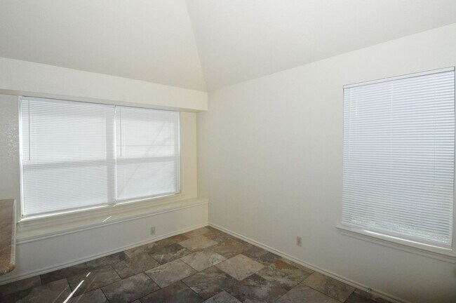 Building Photo - Freshly Painted! 1 Story with 3 bed/2bath....