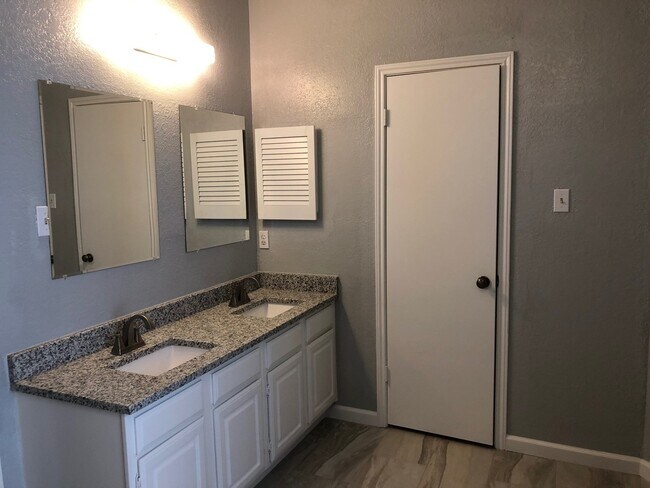 Building Photo - 3/2/2 Great neighborhood!  Move in Ready!