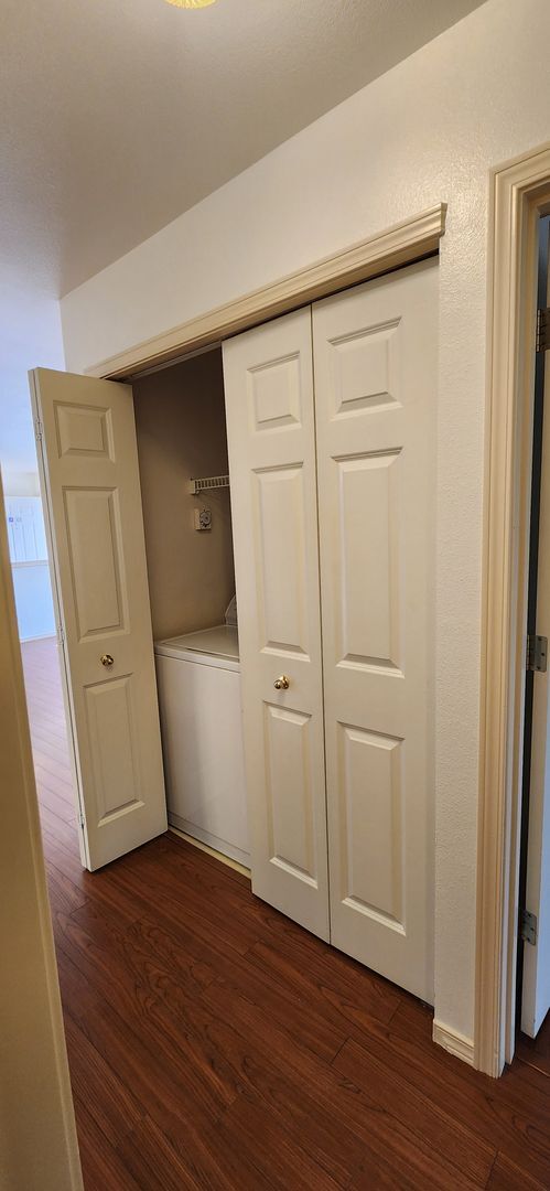 Building Photo - Refreshed 2 bed 2 bath Everett Condo $2099...