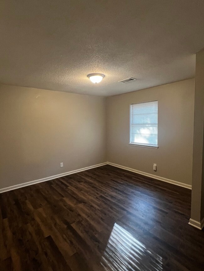 Building Photo - 8702 Oakhaven Dr