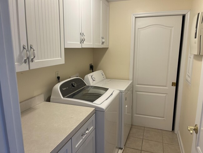 Building Photo - 102 Williams St